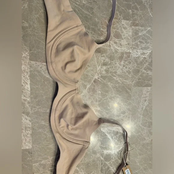 SKIMS FITS EVERYBODY
UNLINED DEMI BRA - Picture 10 of 10